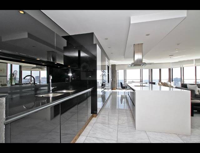 2 BEDROOM APARTMENT FOR SALE IN SANDOWN